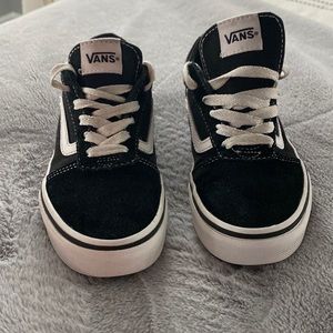 Youth Vans Old Skool Low Sz 2 good condition.